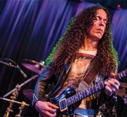 «Προτιμώ να μασήσω γυαλί παρά να ακούσω Hendrix...»