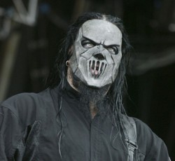 Ο κιθαρίστας των Slipknot μαχαιρώθηκε στο κεφάλι! 