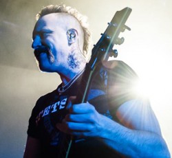 Aκούστε το νέο τραγούδι των Mustasch 