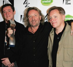 O Peter Hook μηνύει τους New Order  