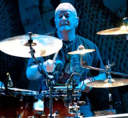 Aναρρώνει ο Nigel Glockler των Saxon 