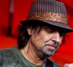 Μην διαβάζετε φήμες: O Phil Campbell είναι ζωντανός 