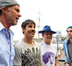 Aυτός είναι ο νέος παραγωγός των Red Hot Chili Peppers  