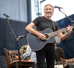 O Roger Waters ερμηνεύει νέο τραγούδι και διασκευάζει Bob Dylan 