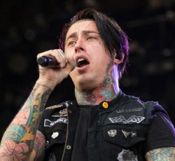 Ο τραγουδιστής των Falling In Reverse εν μέσω κατηγοριών βιασμού