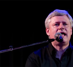 Ο πρωθυπουργός του Καναδά τραγουδά Guns N' Roses 