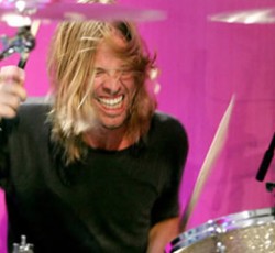 O ντράμερ των Foo Fighters «θάβει» το δίσκο των U2 