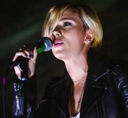 Αυτό είναι το νέο συγκρότημα της Scarlett Johansson 