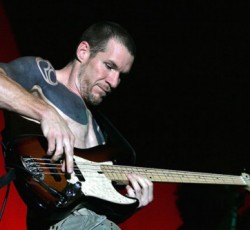 Ακούστε τη νέα μπάντα του μπασίστα των Rage Against the Machine  