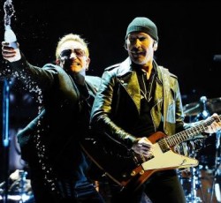 O Edge έπεσε από τη σκηνή! 