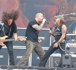 Ο Philip Anselmo προσκυνάει επί σκηνής τους Accept 