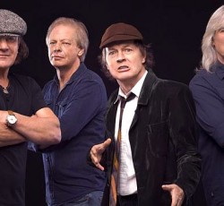 Δείτε τους AC/DC να «παίζουν μπάλα» 