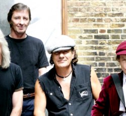 «Θέλω να γυρίσω στους AC/DC. Δεν τα παρατάω!» 