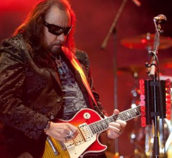 Στις φλόγες τυλίχτηκε το σπίτι του Ace Frehley (Kiss)