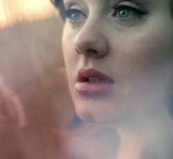 Εκτός από τα chart, η Adele σαρώνει και το karaoke 