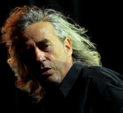 Ο Γιάννης Αγγελάκας αποχαιρετά προσωρινά το κοινό του 