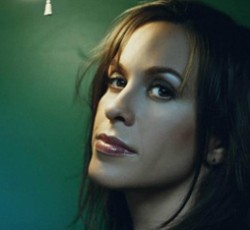 Η Alanis Morissette στρέφει τα πυρά της εναντίον διάσημων stars με τον επερχόμενο studio δίσκο της 