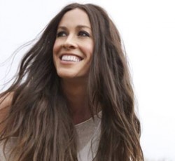 Η Alanis Morissette προκαλεί αιματηρό καβγά μεταξύ ομοφυλόφιλου ζευγαριού 
