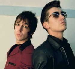 Ο Alex Turner των Arctic Monkeys γράφει σενάριο ταινίας με υπερήρωες μαζί με τον Miles Kane 