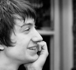 Ο Alex Turner των Arctic Monkeys εκφράζει τον θαυμασμό του για τους στίχους του John Lennon 