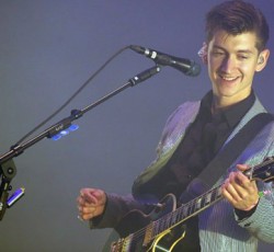 Alex Turner: «Ο νέος δίσκος των Arctic Monkeys μοιάζει με Dr. Dre» 