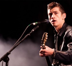 Ο Alex Turner βρίσκει αναλογίες στη μουσική των Arctic Monkeys και κωμικούς όπως ο Louis CK και ο George Carlin 
