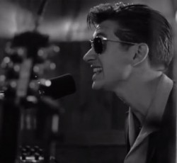 Ακουστική εκτέλεση του πολυσυζητημένου single των Arctic Monkeys, "Do I Wanna Know?" 