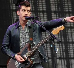 Προβληματισμένος για το headlining των Metallica στο Glastonbury ο Alex Turner 