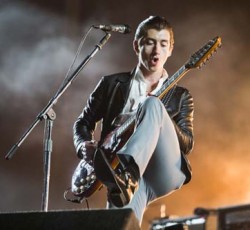 Ο Alex Turner (Arctic Monkeys) παίζει νέο κομμάτι με τους Mini Mansions (video) 