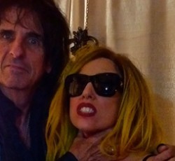 Ακούστε τον Alice Cooper να διασκευάζει Lady Gaga 