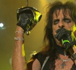 Πώς θα δώσει συναυλία στο Λονδίνο ο Alice Cooper, ενώ θα βρίσκεται στις Η.Π.Α.; 