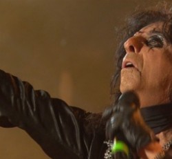 Alice Cooper: «Παραλίγο να σκότωνα τον Elvis» 