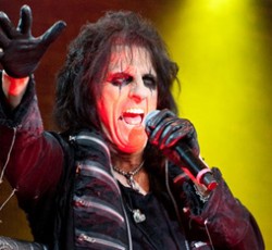 Ο Alice Cooper τιμά τους μεγάλους καλλιτέχνες που «έφυγαν» στα 70s στο Halloween show του στο Λονδίνο 