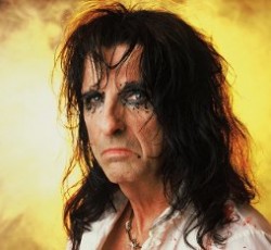 Alice Cooper: Συνεργάστηκε με την Ke$ha και τώρα επιθυμεί να... ψήσει τη Lady Gaga 