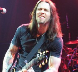 Myles Kennedy: «Είμαι πολύ ευγνώμων για την ευκαιρία μου να δουλέψω με τον Slash και τους Led Zeppelin» 