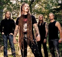 Οι Amorphis και πρώην μέλη τους μαζί στη σκηνή 