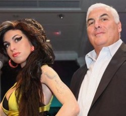 Βιβλίο με θέμα τη ζωή της Amy Winehouse θα εκδώσει ο πατέρας της 