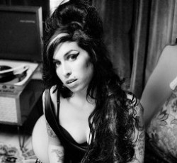 Η Amy Winehouse πέθανε μετά από κρίση λόγω της αποτοξίνωσης, λέει ο πατέρας της 