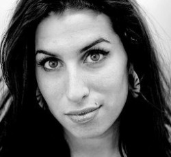 Από υπερβολική κατανάλωση αλκοόλ «έφυγε» τελικά η Amy Winehouse 