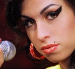 Σε κέντρο αποτοξίνωσης (ξανά) η Amy Winehouse 