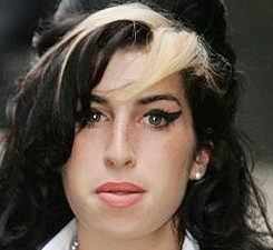 «Εκτός ελέγχου» ο εθισμός της Amy Winehouse στο ποτό 