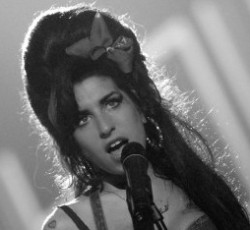 Νεκρή βρέθηκε η Amy Winehouse 