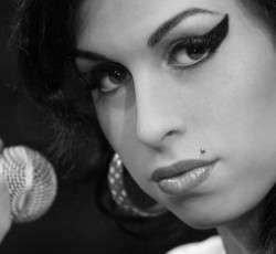 Δε βγήκαν συμπεράσματα από την πρώτη νεκροψία της Amy Winehouse / Oι αντιδράσεις rock/metal καλλιτεχνών στο θάνατό της 