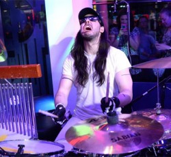 Ο Andrew W.K. παίζει drums για 24 ώρες προσπαθώντας να σπάσει το παγκόσμιο ρεκόρ / Δείτε ζωντανά την προσπάθειά του 