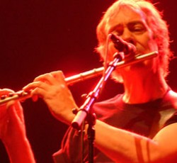 Εκτός κινδύνου οριστικά ο Latimer / Νέο album για τους Camel; 