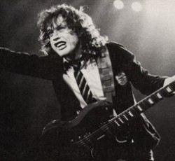 Angus Young: «Ποτέ δε με θεώρησα ιδιαίτερο κιθαρίστα» 