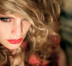 Η Anna Calvi αποκαλύπτει ένα καινούργιο της κομμάτι 