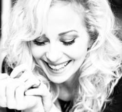 Πλησιάζουν οι τρεις εμφανίσεις Anneke Van Giersbergen στη χώρα μας. Κερδίστε προσκλήσεις για το live της Αθήνας!