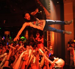 Μήνυση σε DJ για... σπάσιμο λαιμού! 