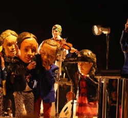 Ο αστέρας του Breaking Bad, Aaron Paul, ντύνεται ...Arcade Fire στο Coachella